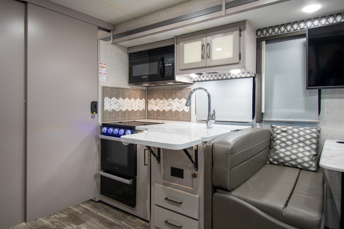 2022 Thor Motor Coach Hurricane