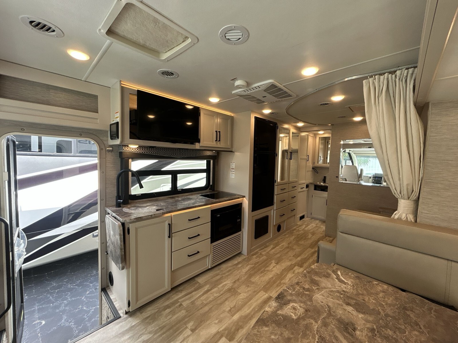 2023 Thor Motor Coach Axis