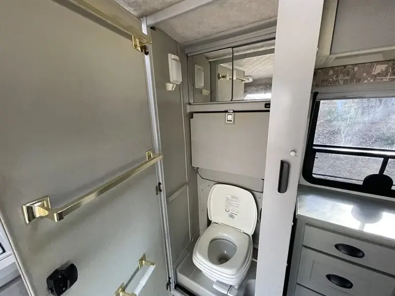 2004 Winnebago Rialta Camper