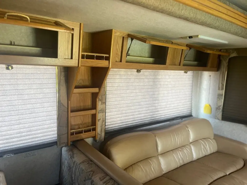 1998 National RV Dolphin Class A Motorhome
