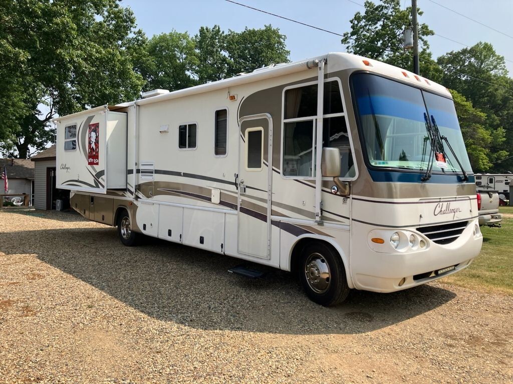 2002 Damon Challenger Class A Motorhome
