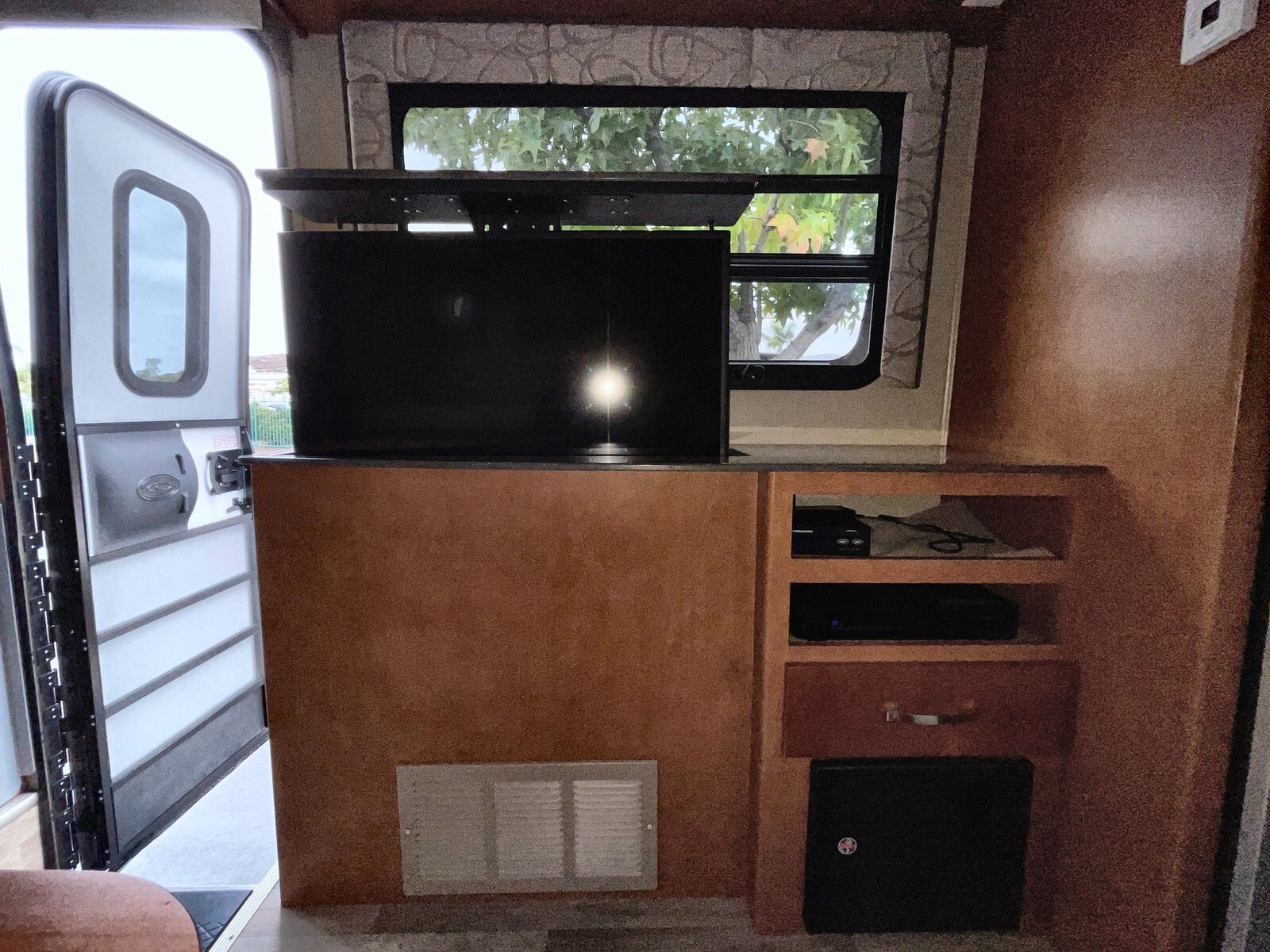 2015 Leisure Travel Vans Unity