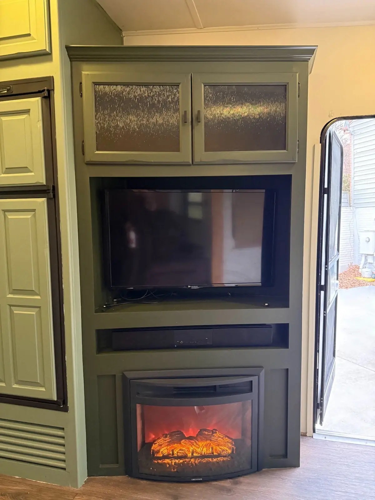 2016 Keystone Sprinter Fifth-wheel rear living