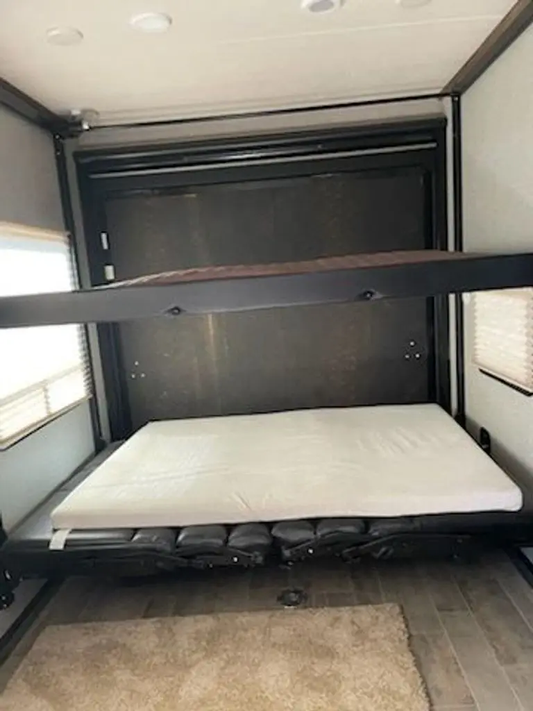 2018 Dutchmen Endurance Toy Hauler