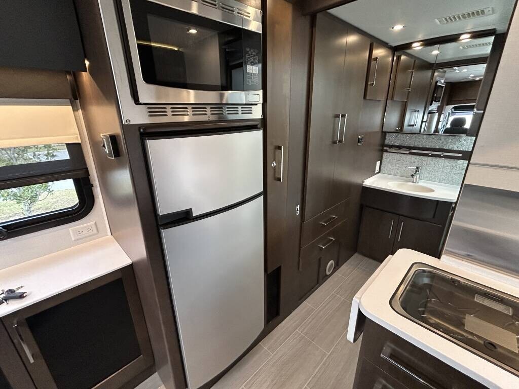 2019 Leisure Travel UNITY U24MB