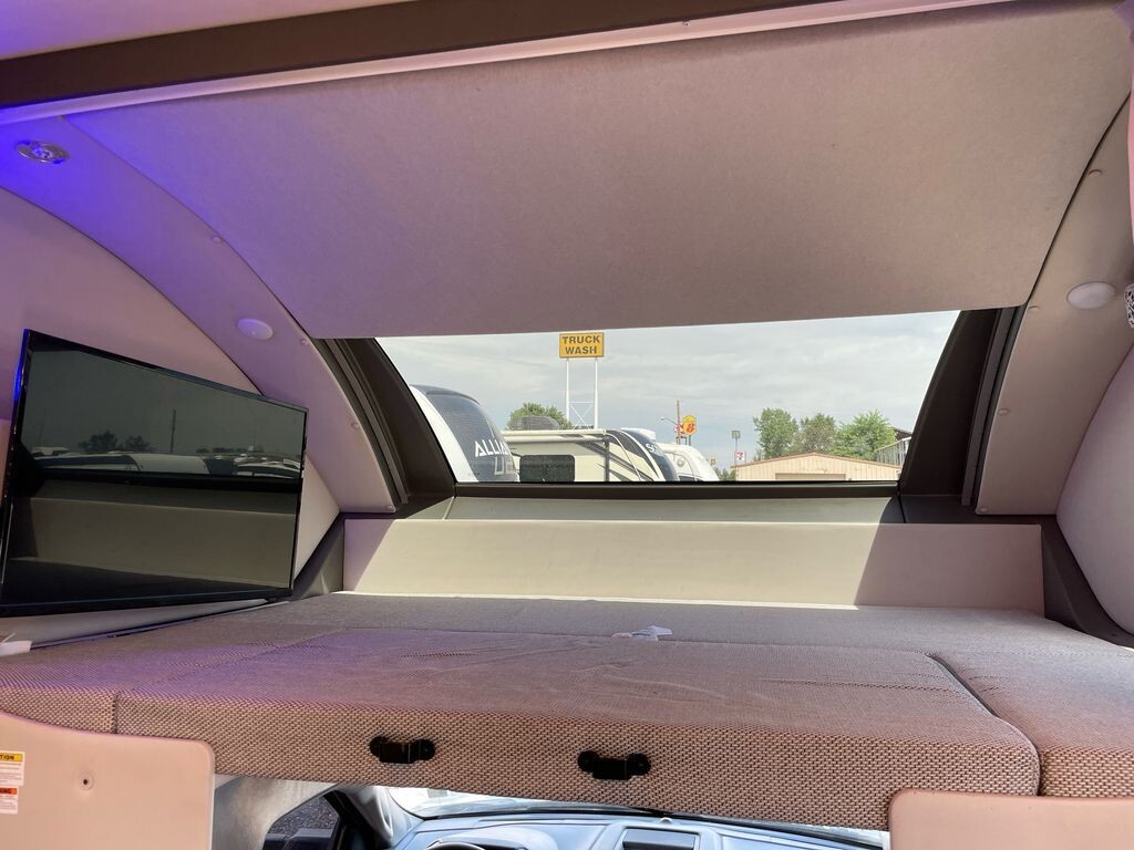 2022 Thor Motor Coach Magnitude