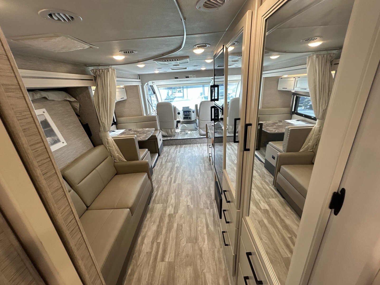 2023 Thor Motor Coach Axis