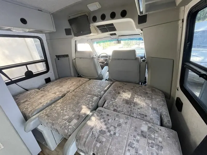 2004 Winnebago Rialta Camper