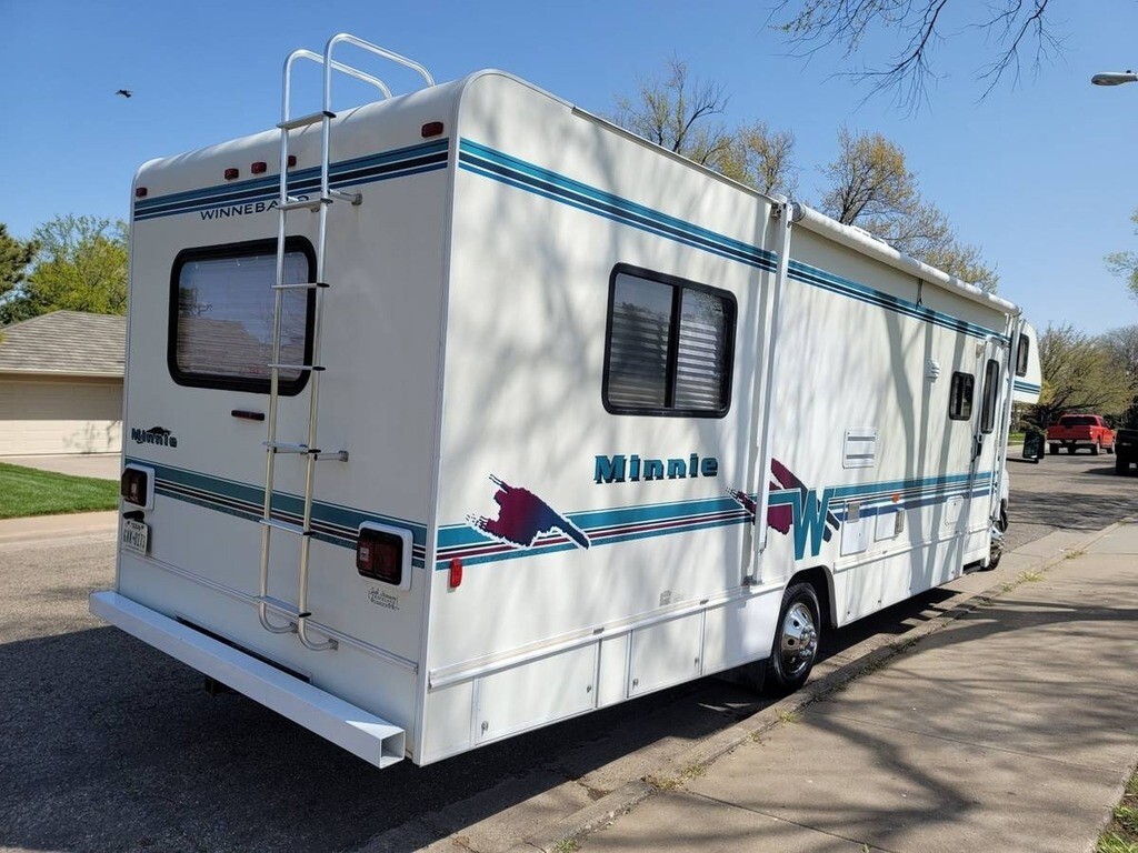 1999 Winnebago Minnie Winnie Motorized Class B