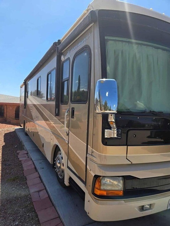 2006 Fleetwood Discovery Motorized Class A
