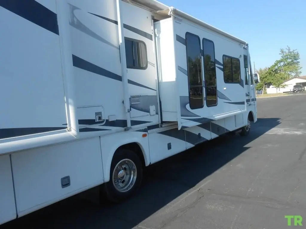 2008 Damon Motor Coach Challenger Motorized Class A