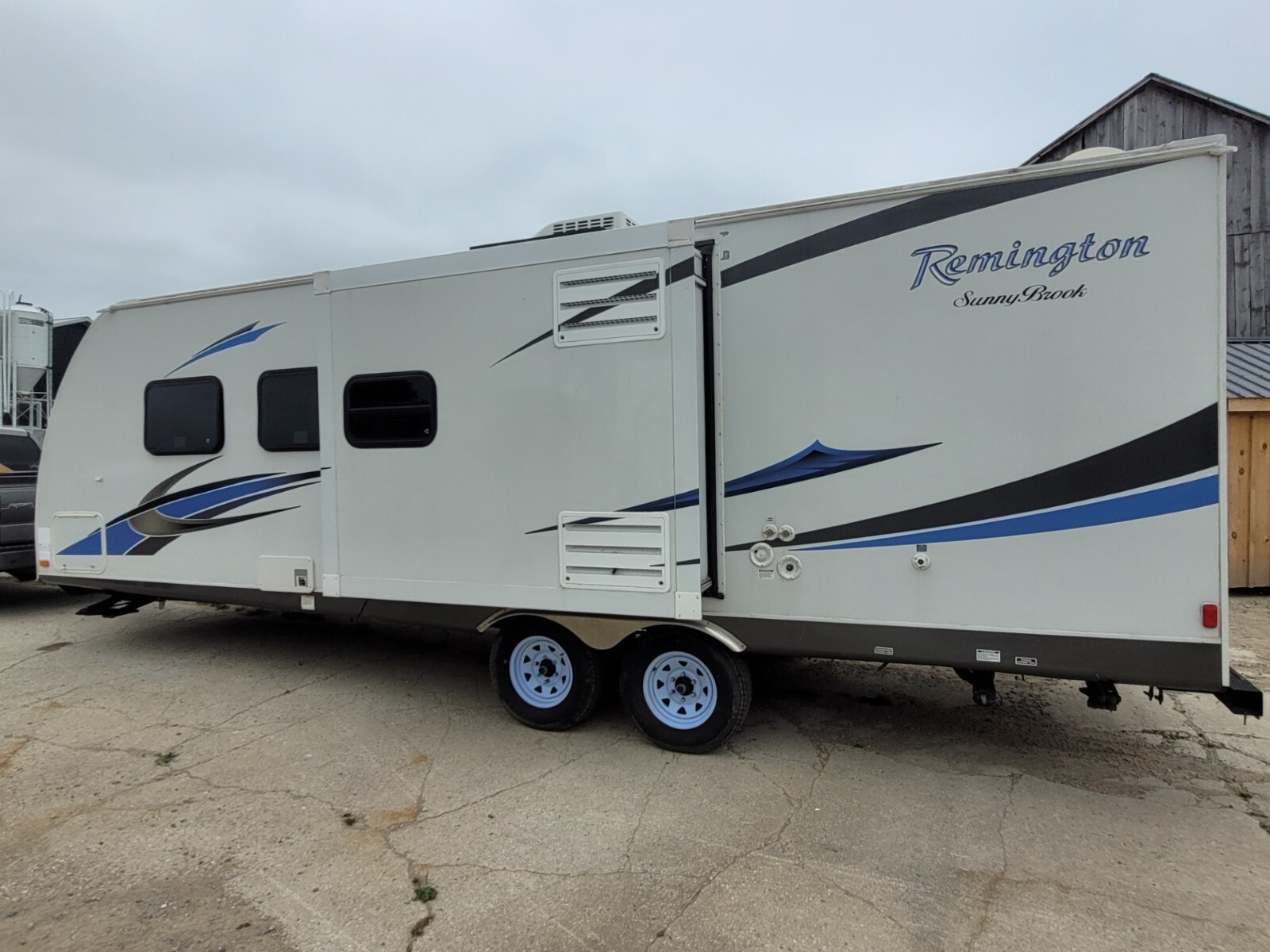 2013 Winnebego Remington SunnyBrook 2500FBS Travel Trailer