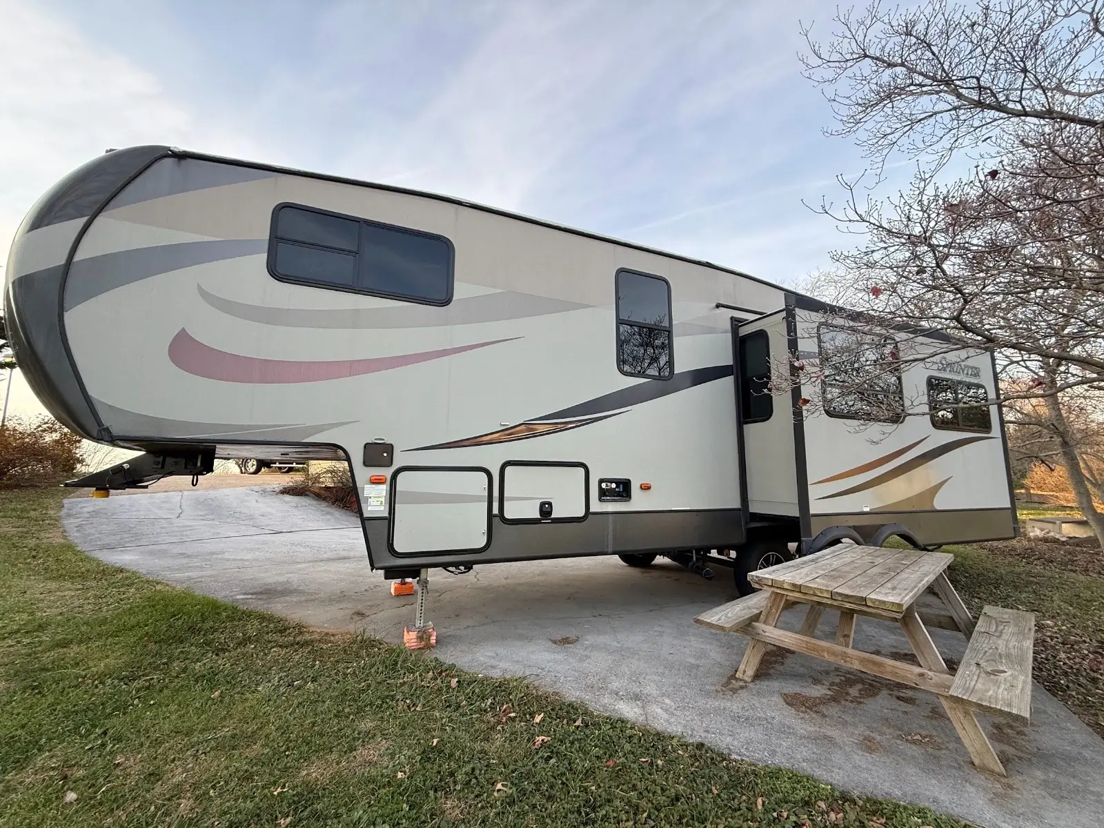 2016 Keystone Sprinter Fifth-wheel rear living