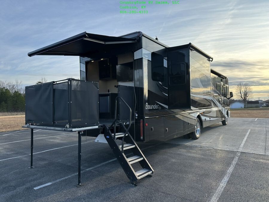 2019 Fleetwood Bounder Extended Living 36FP Toy Hauler
