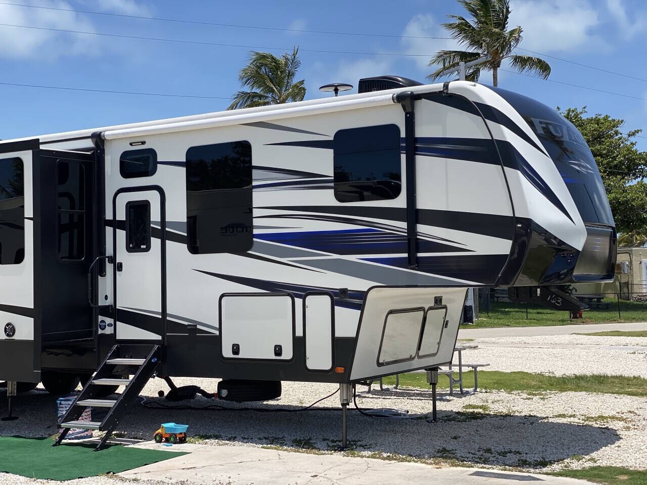 2019 White FUZION FUZION 419 RVs & Campers