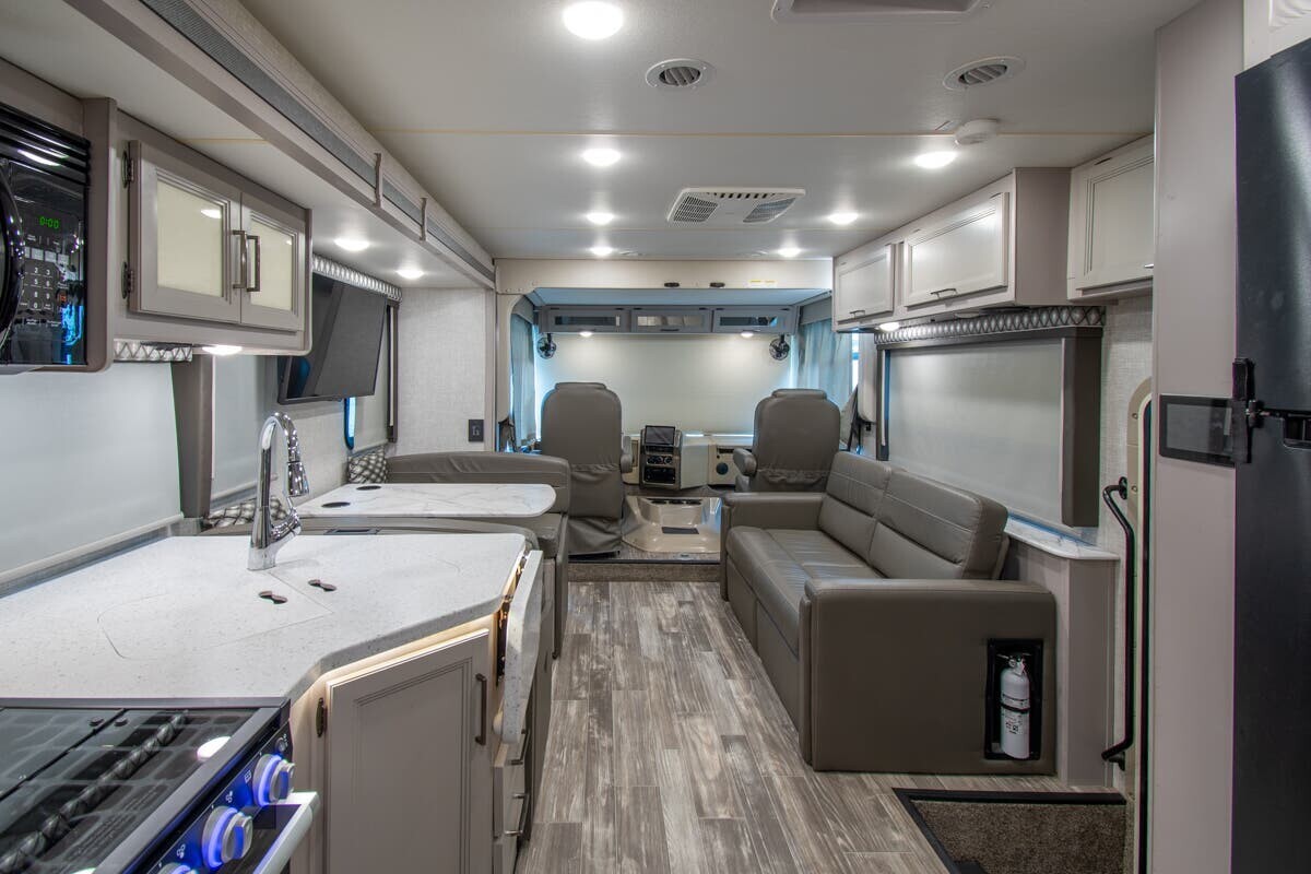 2022 Thor Motor Coach Hurricane