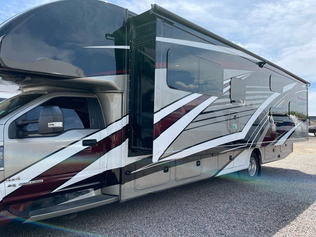 2022 Thor Motor Coach Magnitude