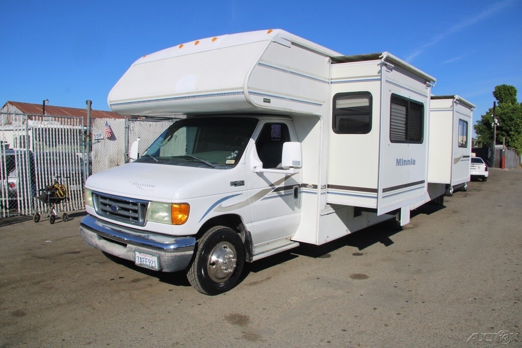 2004 Winnebago Minnie RV Motorized Class C
