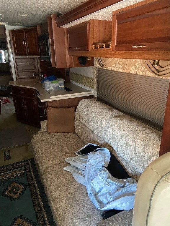 2002 Winnebago Journey DL Motorized Class A