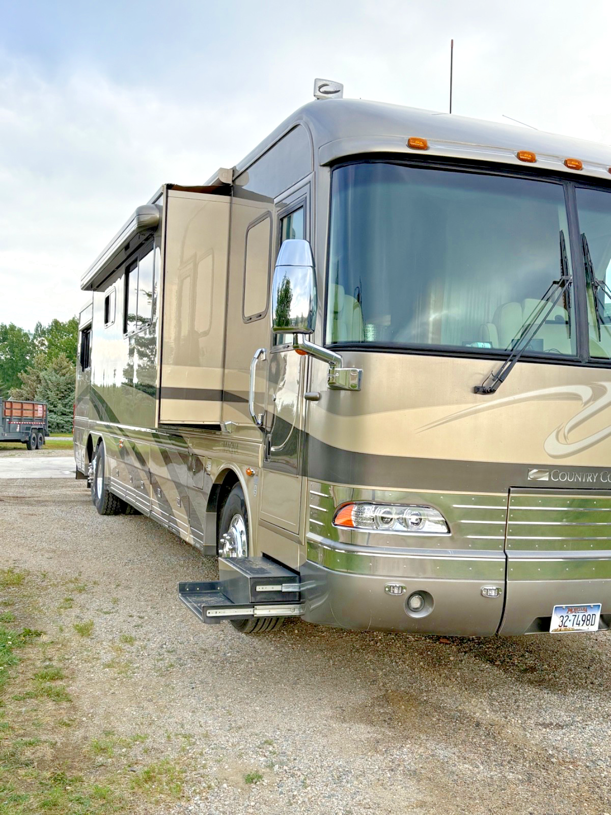 2004 Country Coach Magna “Chalet”