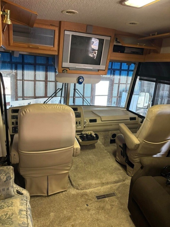 2005 Winnebago Adventurer Motorized Class A