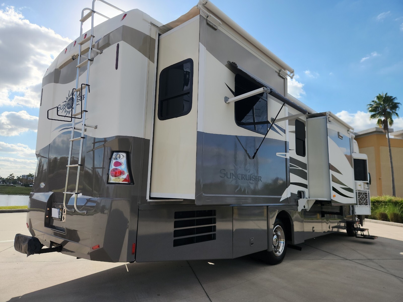 2007 Winnebago 35 A