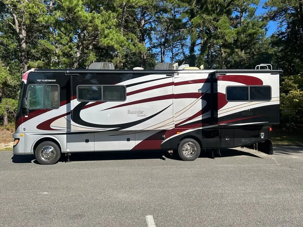 2011 Fleetwood Bounder Classic Class A Motorhome