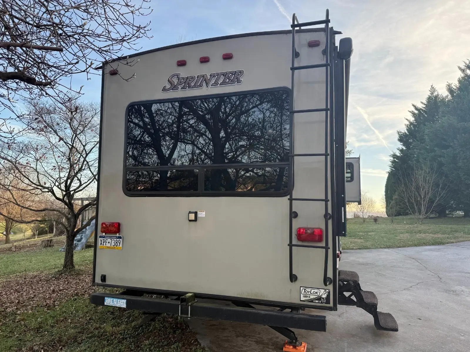 2016 Keystone Sprinter Fifth-wheel rear living