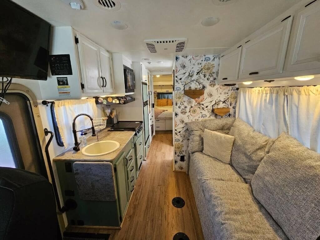 2017 Thor Motor Coach Axis RUV Motorized Class A