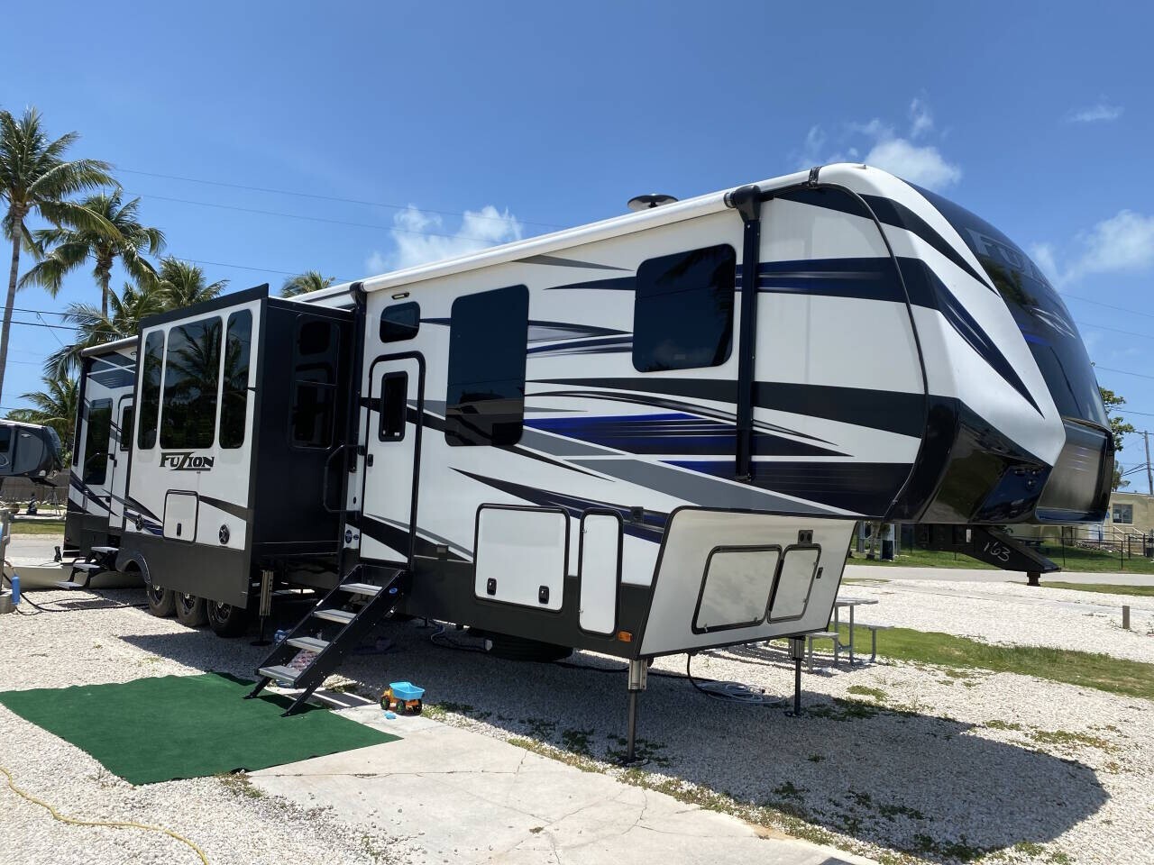 2019 White FUZION FUZION 419 RVs & Campers