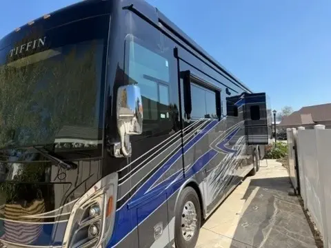 2022 Tiffin Motorhomes Zephyr Motorized Class A