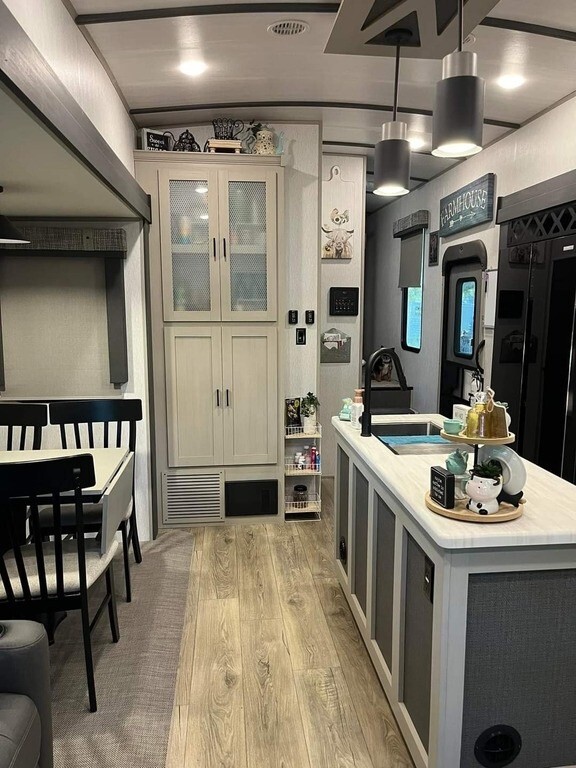 2023 Forest River Wildwood Heritage Glen Fifth Wheel