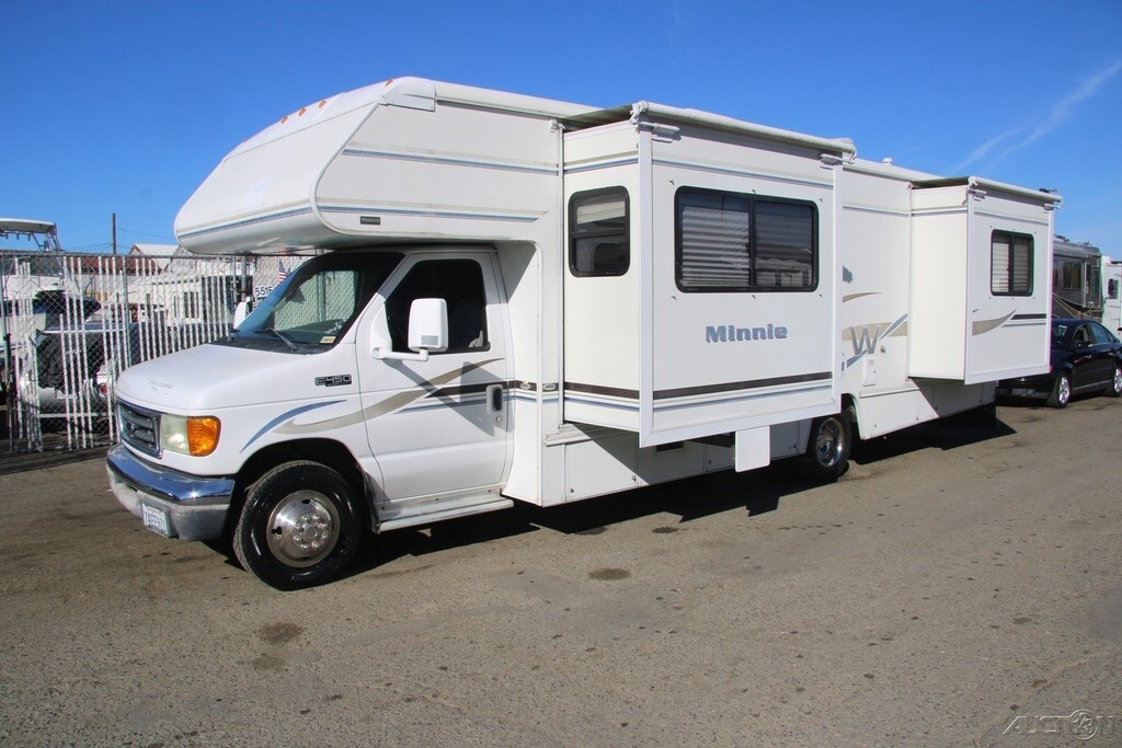 2004 Winnebago Minnie RV Motorized Class C