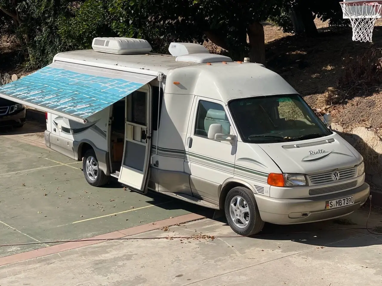 2004 Winnebago Rialta Camper