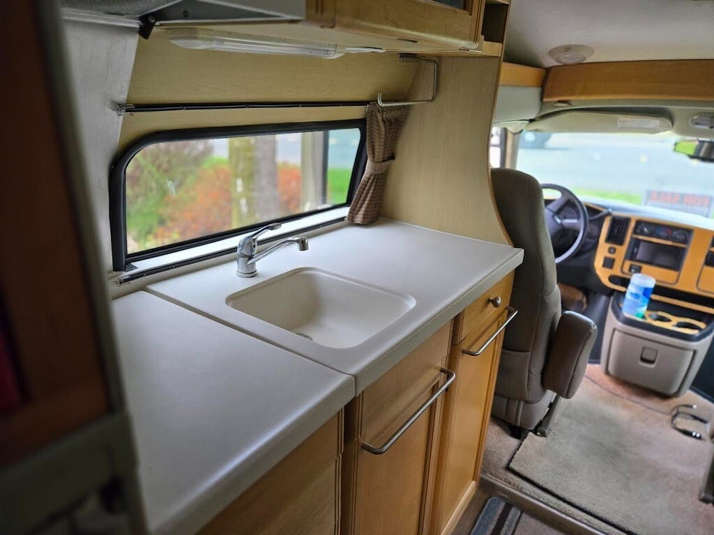 2006 Roadtrek Popular Motorized Class B