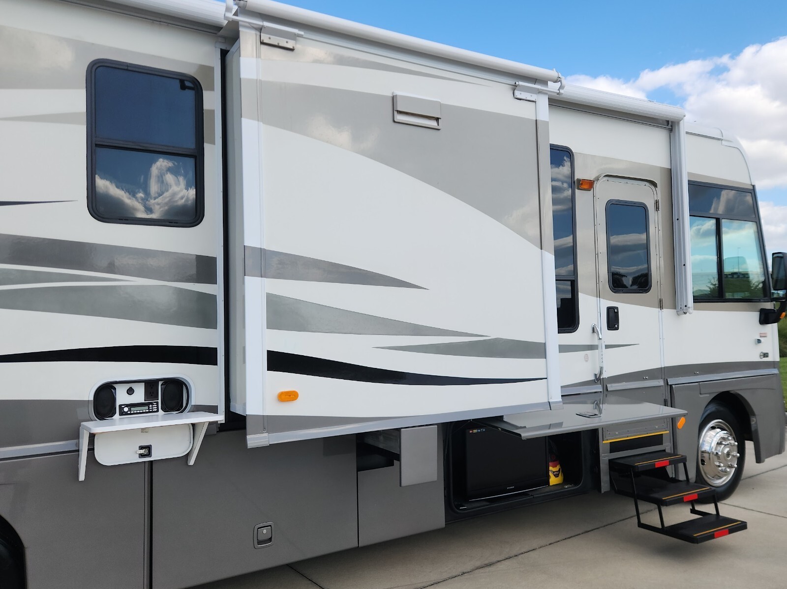 2007 Winnebago 35 A