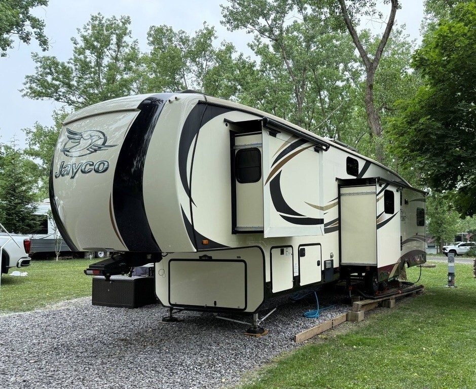 2016 Jayco North Point Fifth Wheel