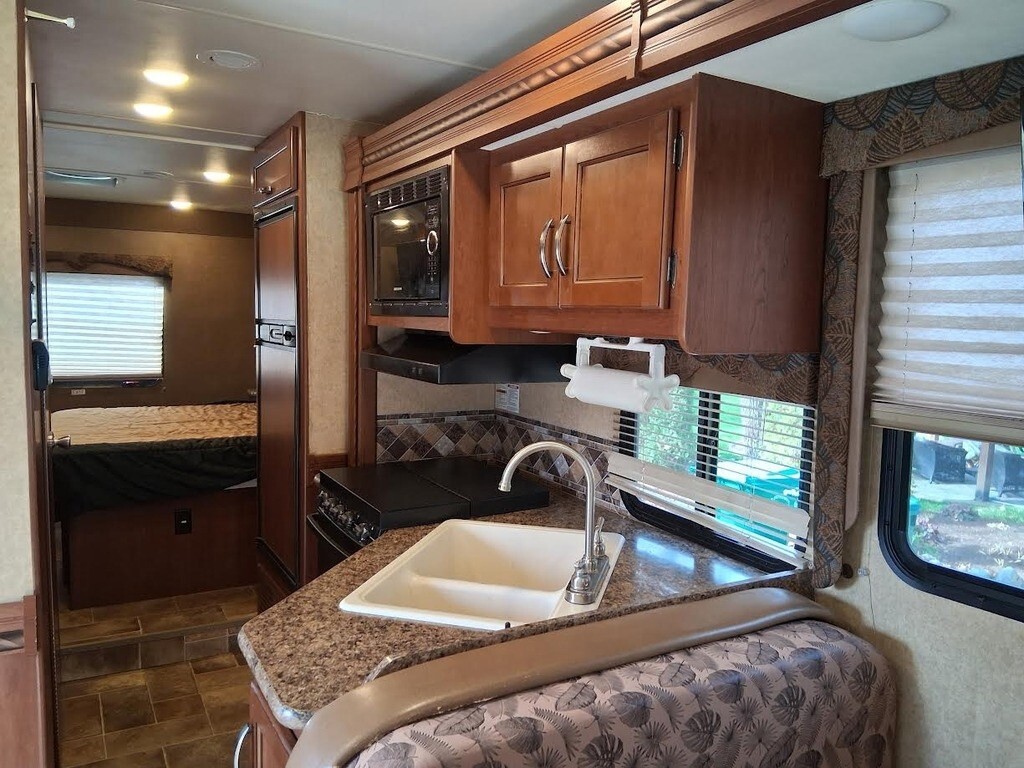 2016 Thor Motor Coach Freedom Elite Motorized Class C