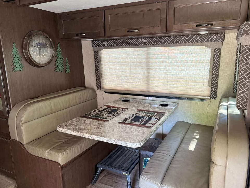 2017 Thor Motor Coach Four Winds Motorized Class C