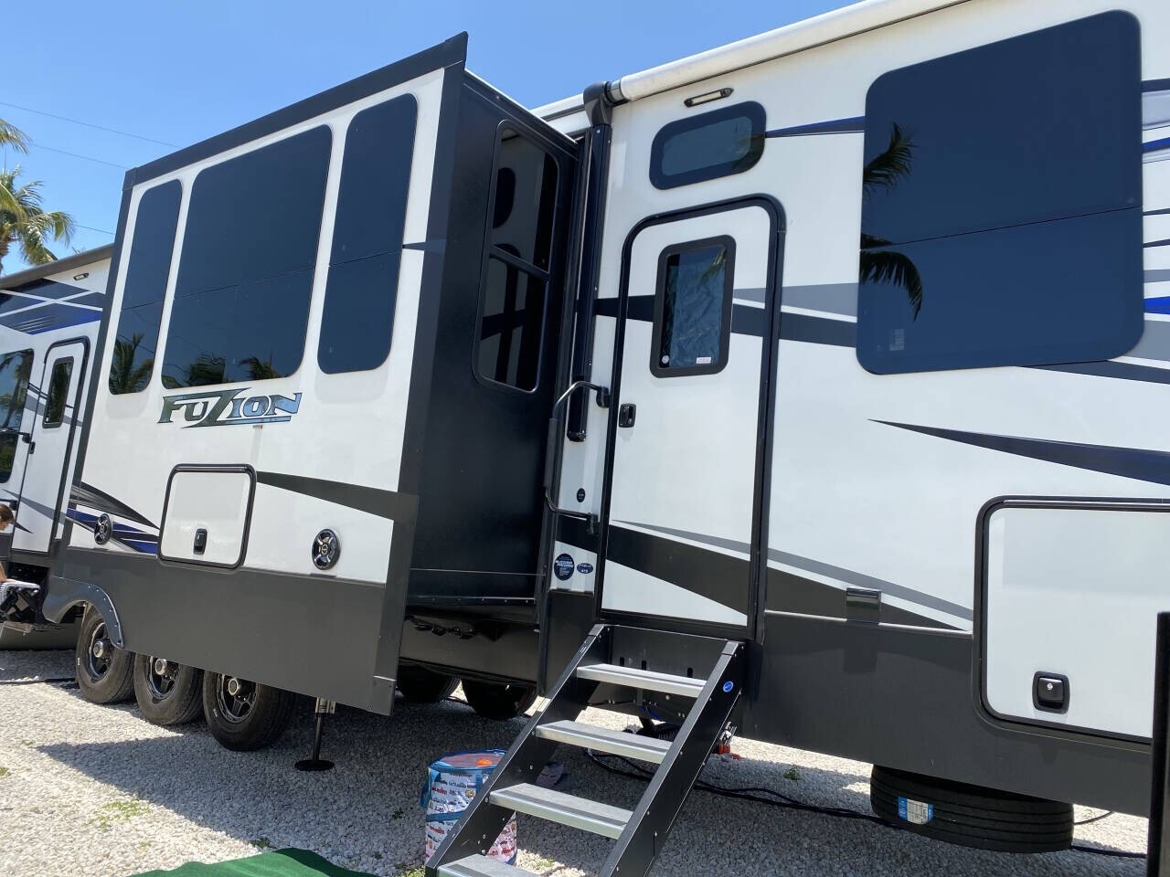 2019 White FUZION FUZION 419 RVs & Campers