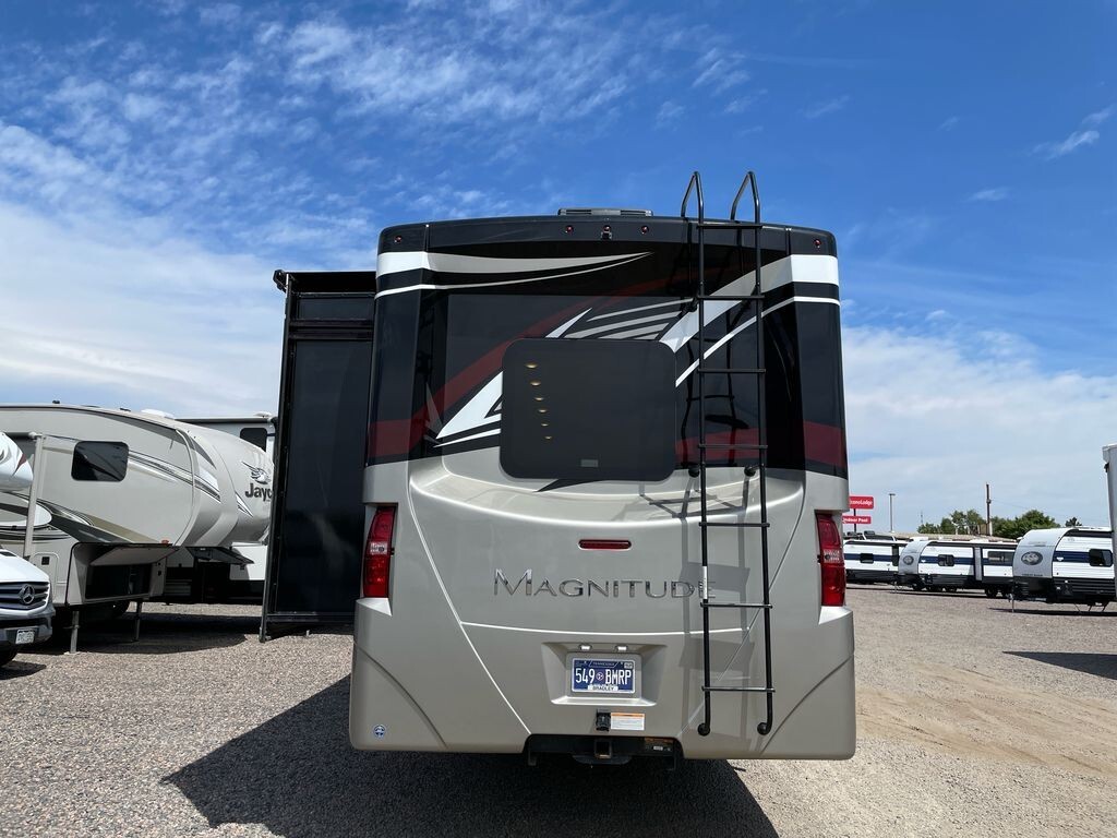 2022 Thor Motor Coach Magnitude