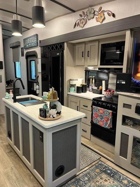 2023 Forest River Wildwood Heritage Glen Fifth Wheel