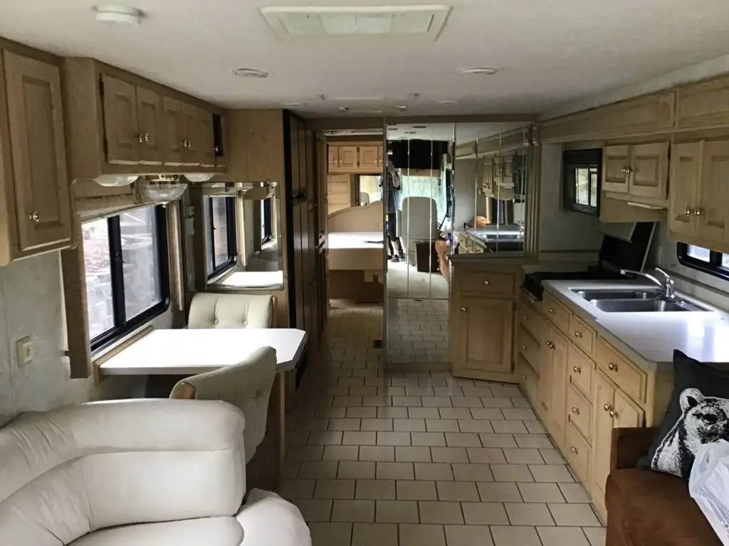 1998 Monaco Diplomat Motorized Class A