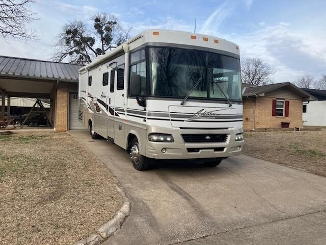 2004 Winnebago Adventurer Motorized Class A