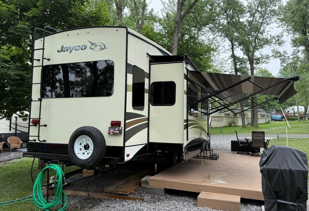 2016 Jayco North Point Fifth Wheel