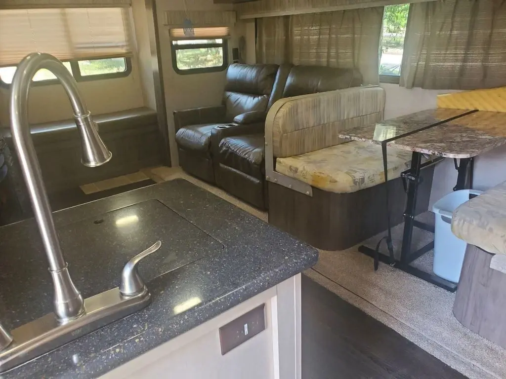 2018 Winnebago Minnie Plus Fifth Wheel