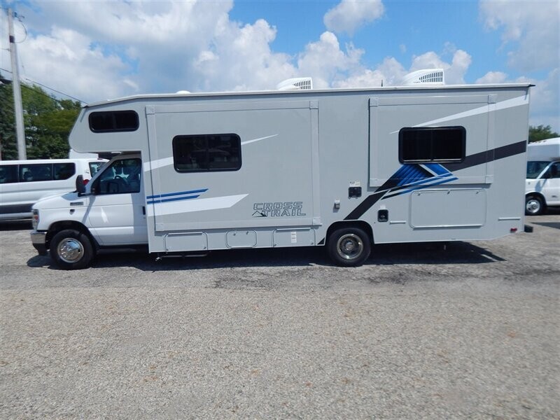 2022 White Coachmen Cross Trail