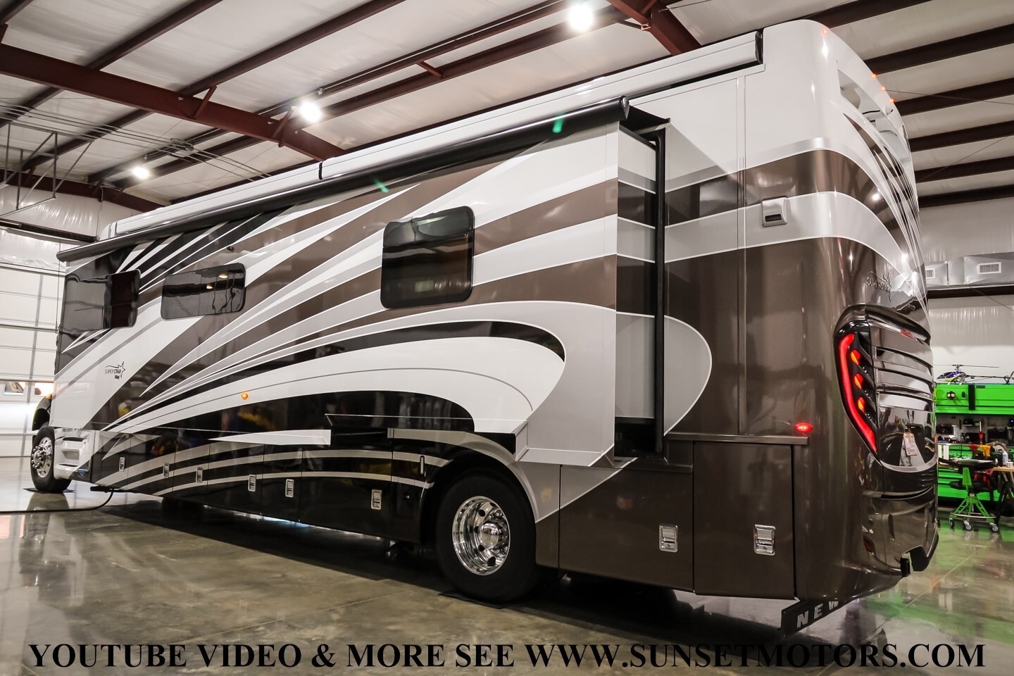 2022 WHITE NEWMAR SUPERSTAR