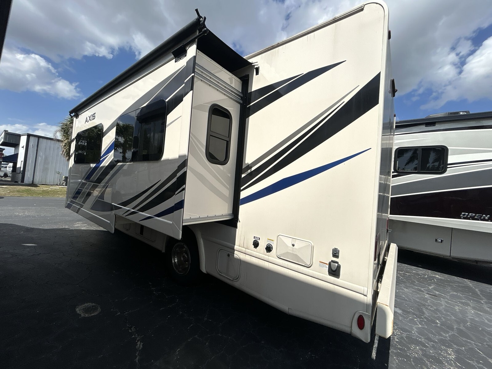 2023 Thor Motor Coach Axis