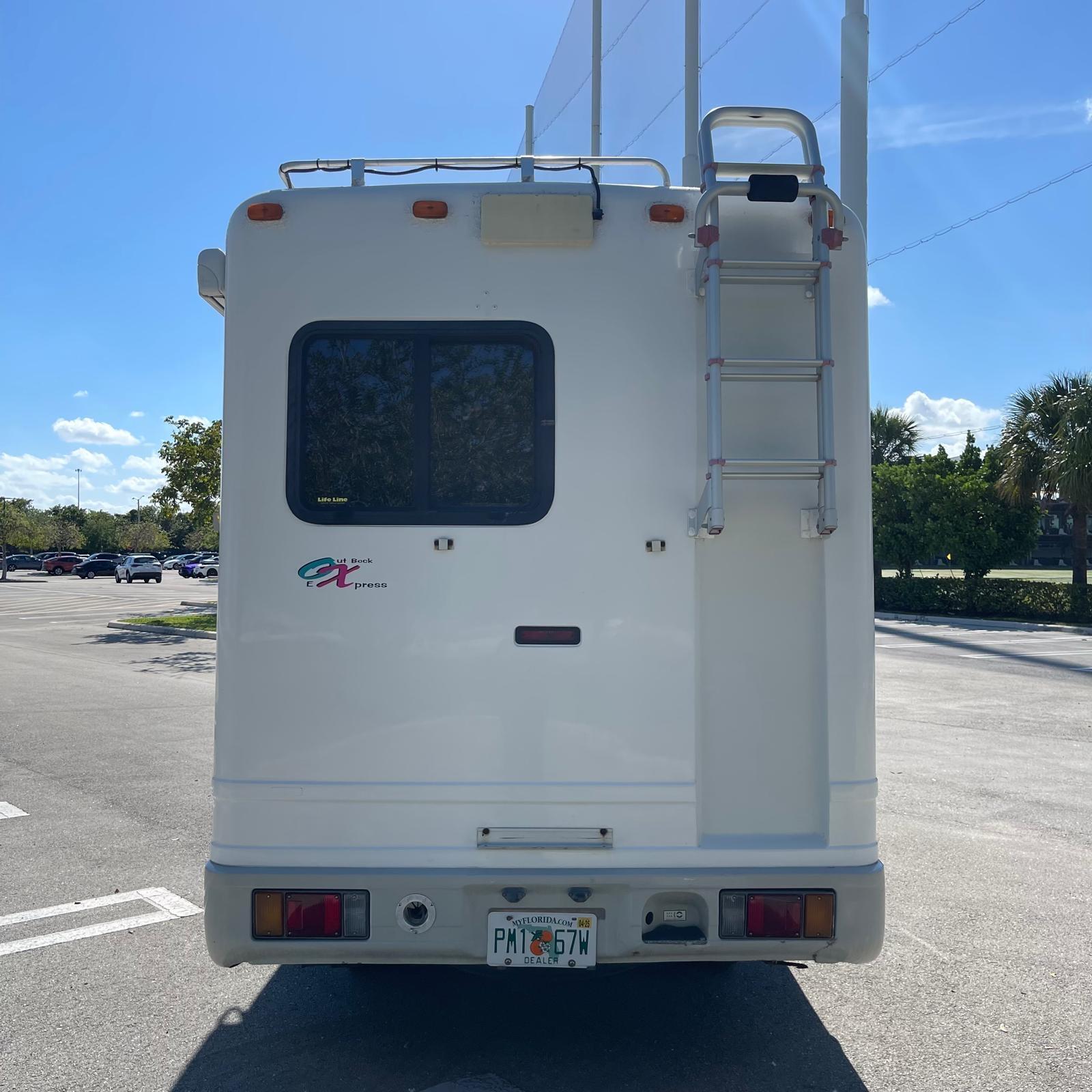 1997 White ISUZU ELF RV